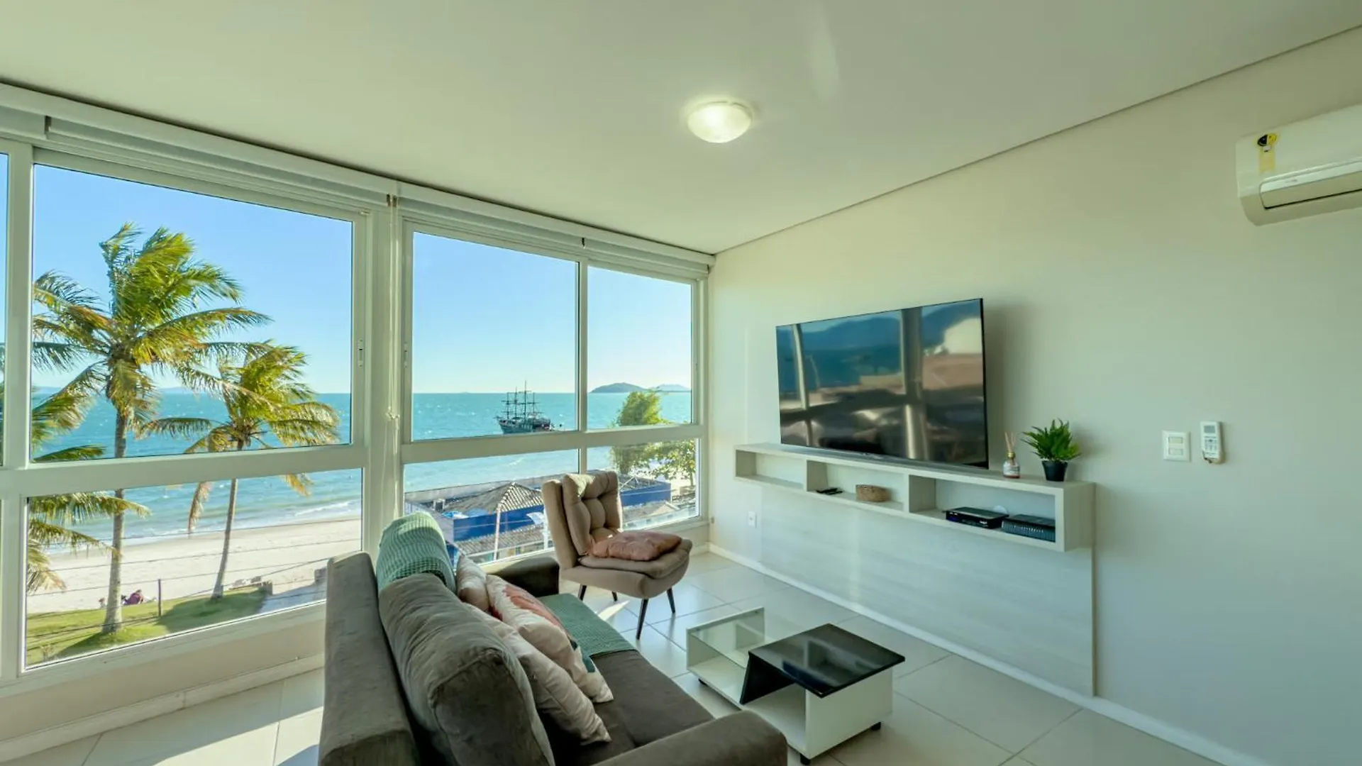 C193 Belo Apartamento De 2 Quartos Em Canasvieiras Com Vista De Frente Para O Mar Florianópolis 0*,  Brazília