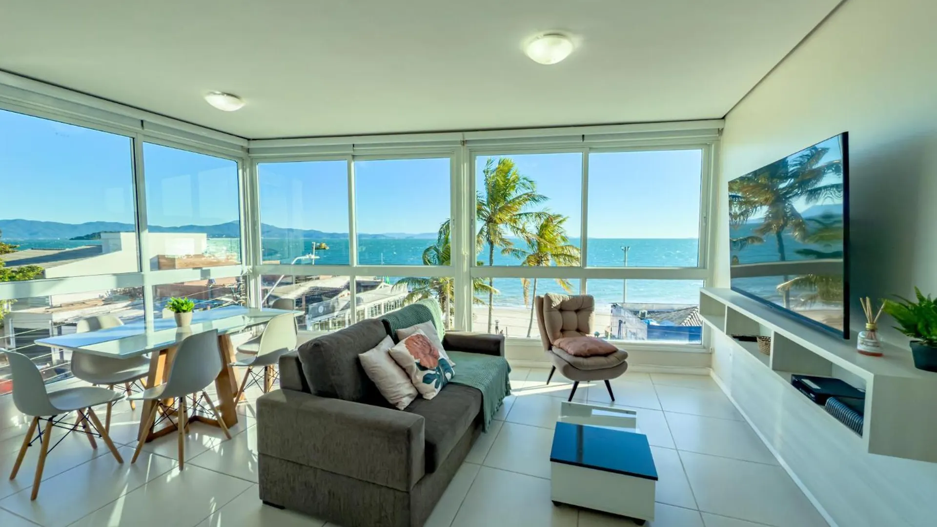 C193 Belo Apartamento De 2 Quartos Em Canasvieiras Com Vista De Frente Para O Mar location