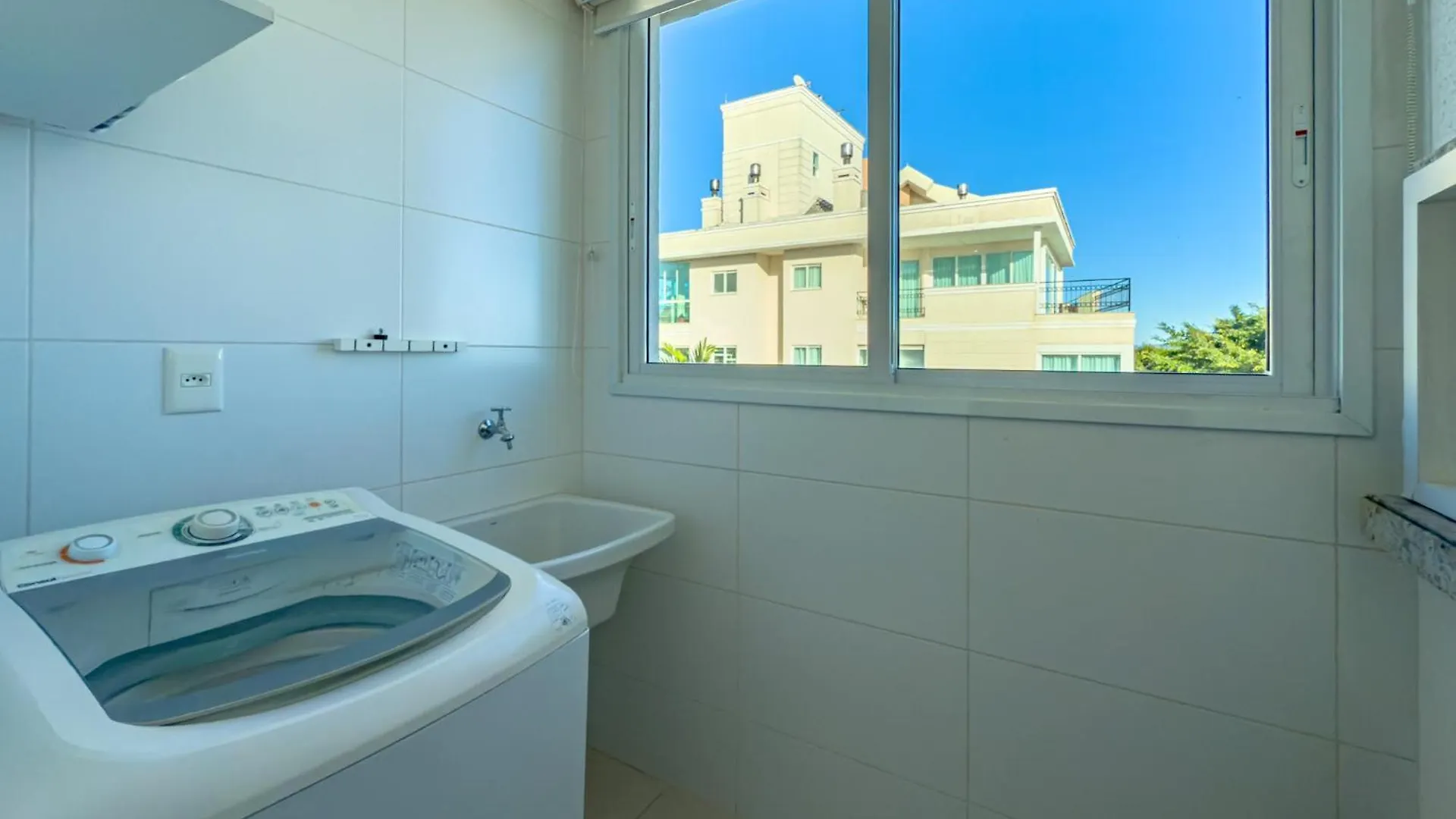 C193 Belo Apartamento De 2 Quartos Em Canasvieiras Com Vista De Frente Para O Mar Florianópolis